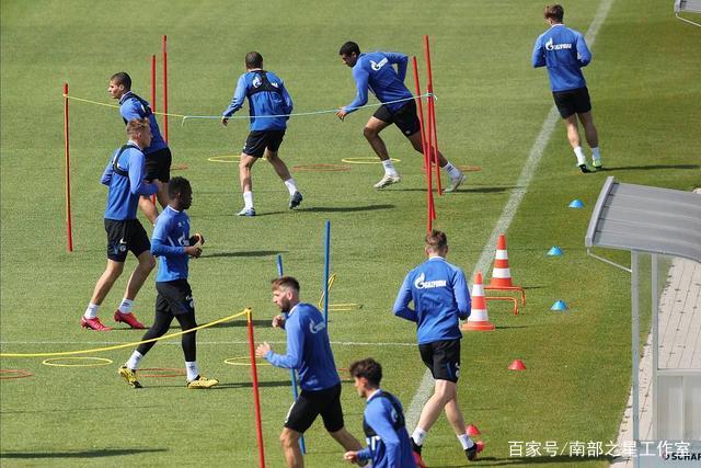 王哲林24+15上海胜福建 高诗岩11+8山东负四川